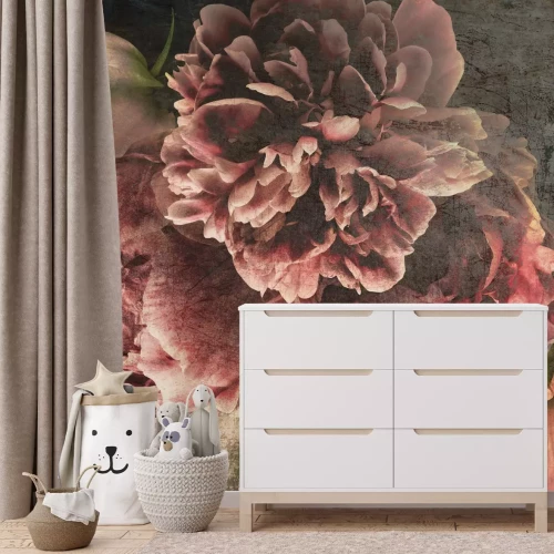 Fotobehang Romantische rode pioenrozen op een donkere achtergrond