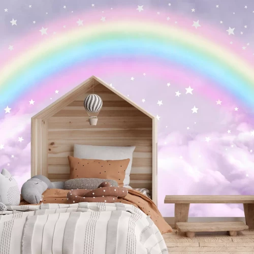 Fotobehang Een regenboog tussen paarse wolken en sterren