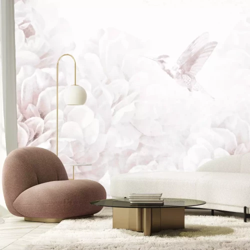 Fotobehang Een vogel tussen pastelkleurige pioenrozen