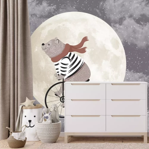 Fotobehang Een beer met een fiets tegen de achtergrond van de volle maan
