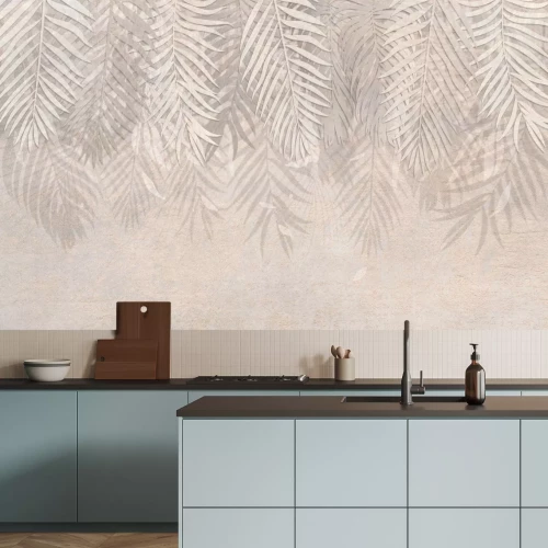 Fotobehang Een plantencompositie met palmbladeren op een beige achtergrond