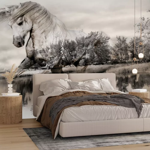 Fotobehang Een paard galoppeert door een boslandschap.