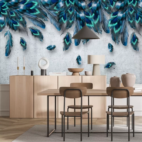 Fotobehang Blauwe veren op een grijze betonnen achtergrond, industriële loftstijl.