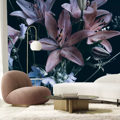 Fotobehang Leliebloemen op een donkere achtergrond