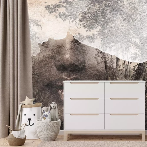 Fotobehang Een modern portret van een vrouw met gouden lippen en een tropische achtergrond.