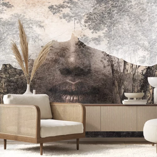 Fotobehang Een modern portret van een vrouw met gouden lippen en een tropische achtergrond.