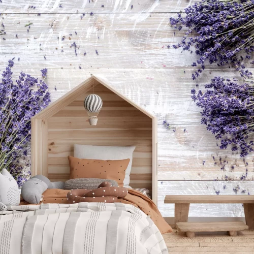 Fotobehang Boeketten van gedroogde lavendel op witgekalkte planken