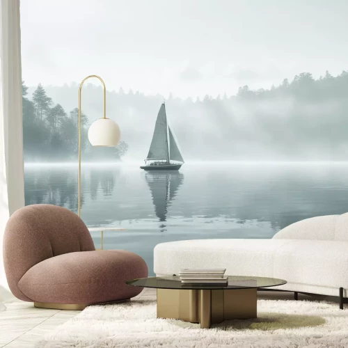Fotobehang Een mysterieuze zeilboot tegen de achtergrond van mist en een grijs bos.