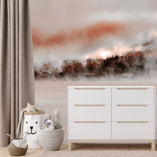 Fotobehang Een zeilboot op kalm water tussen mistige bomen