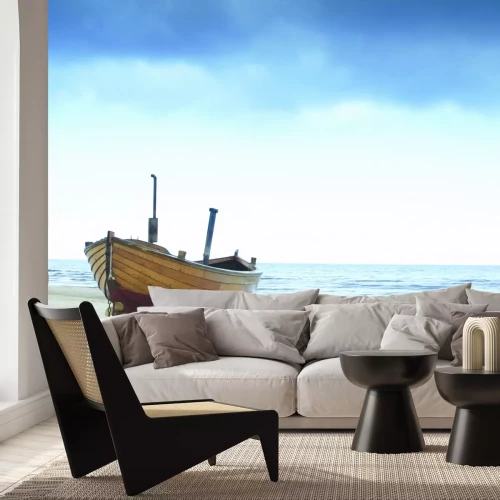 Fotobehang Een rustig tafereel met een houten boot aan de kust