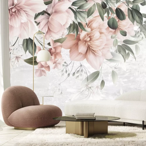 Fotobehang Roze bloemen tussen groene bladeren tegen een betonnen achtergrond