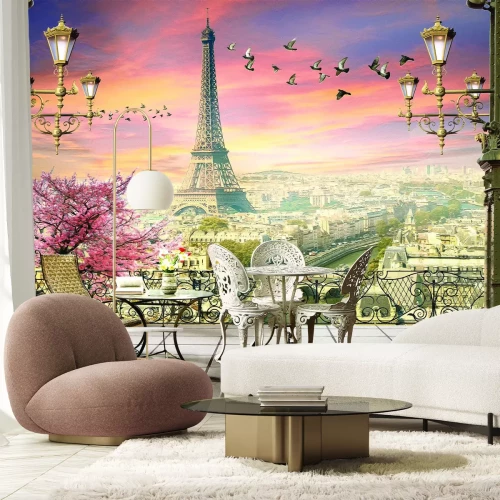 Fotobehang Stijlvol balkon met bloemendecoraties en een panorama van de stad