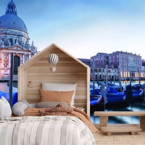 Fotobehang Een magisch panorama van de gondel met de verlichte kathedraal op de achtergrond