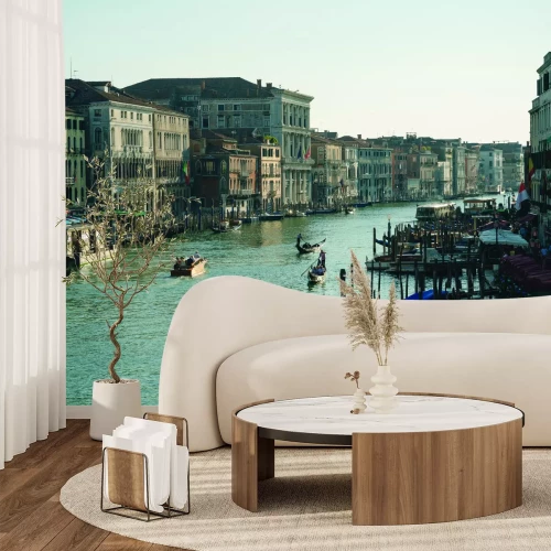 Fotobehang Een Venetiaans kanaal met stenen gevels en paleizen