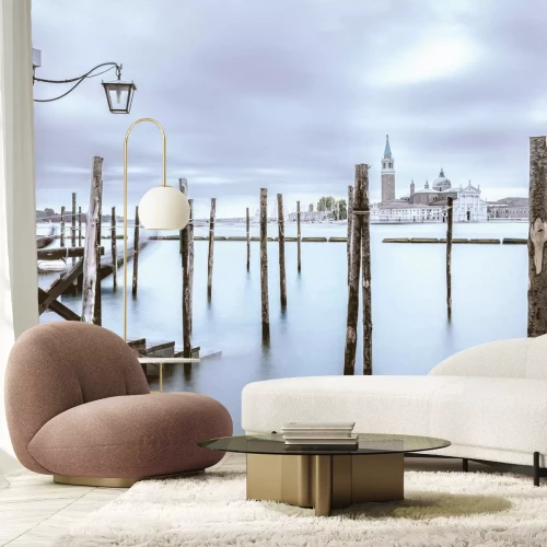 Fotobehang Een besneeuwd landschap met uitzicht op een historische kerk