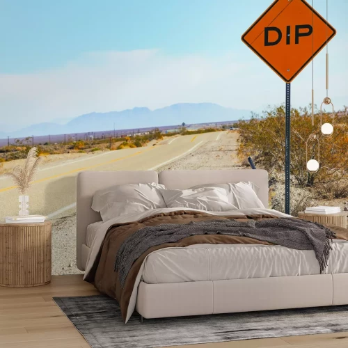 Fotobehang Een woestijnroute met een schilderachtig uitzicht op de bergen