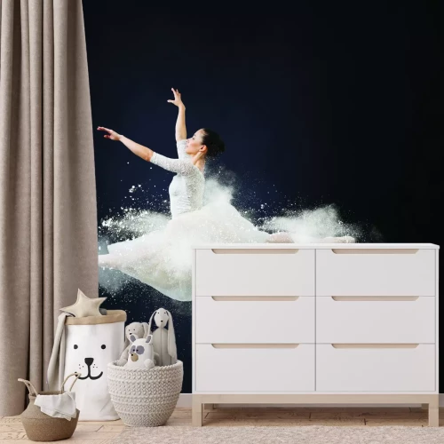 Fotobehang Een jonge vrouw in een witte jurk die de split doet