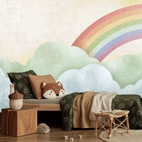 Fotobehang Een kleurrijke regenboog boven de zachte wolken