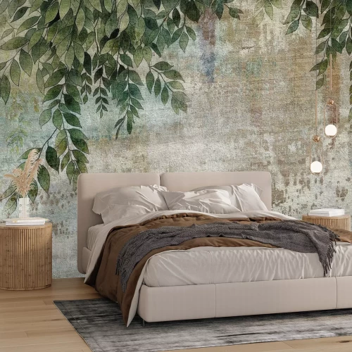 Fotobehang Groene wijnranken hangen aan het beton