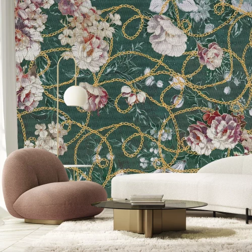 Fotobehang Pioenrozen hangen aan een gouden ketting met een groene achtergrond