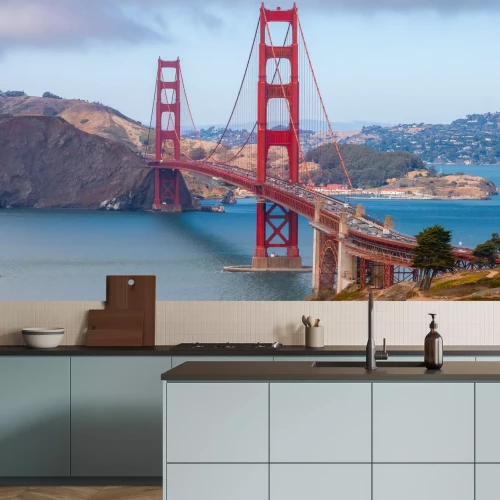 Fotobehang Berglandschap met een rode brug