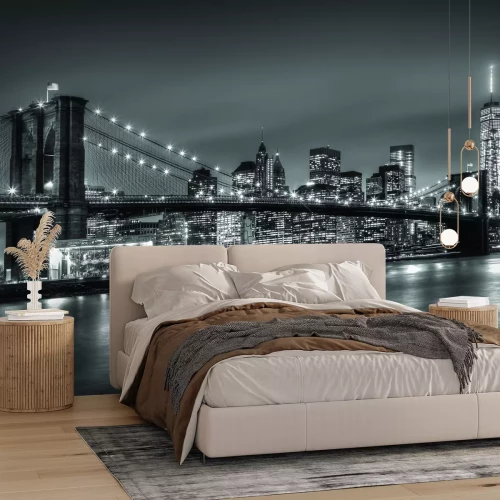 Fotobehang Brooklyn Bridge &#39;s nachts in zwart-wit met wolkenkrabbers op de achtergrond