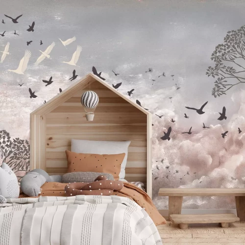 Fotobehang Een vogel en paardenbloemzaadjes tegen de lucht