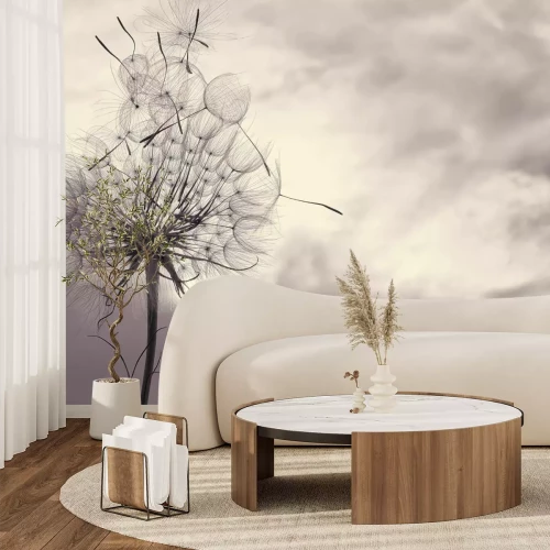 Fotobehang Een tere paardenbloem tegen een grijze, bewolkte lucht