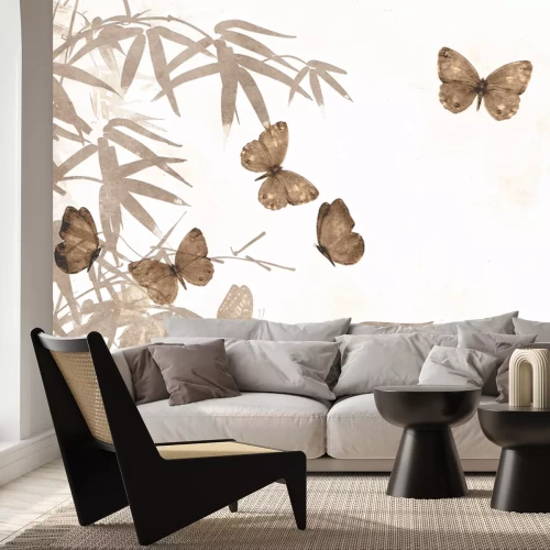 Fotobehang Een delicaat aquarelpatroon van beige vlinders en bamboe op een lichte achtergrond.