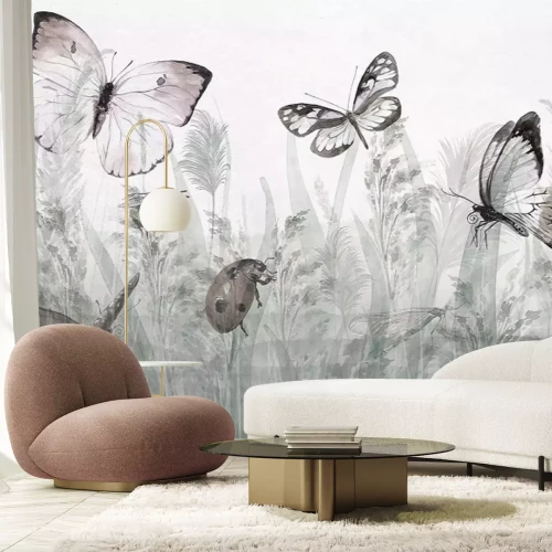 Fotobehang Zomerweidelandschap met lieveheersbeestjes en vlinders tussen de planten en grassen