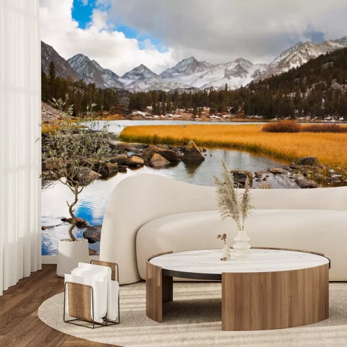 Fotobehang Berglandschap met een rivier en een bergpanorama