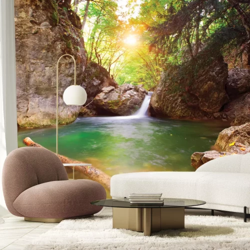 Fotobehang Berglandschap met een waterstroom die in de rivier stroomt