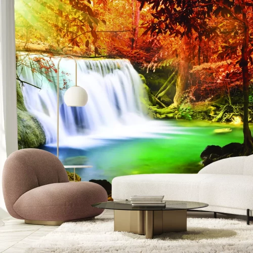 Fotobehang Landschap van zonnestralen over een waterval in de herfst