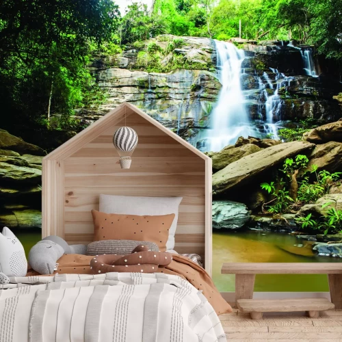 Fotobehang Waterval in een natuurlijk boslandschap met rotsen