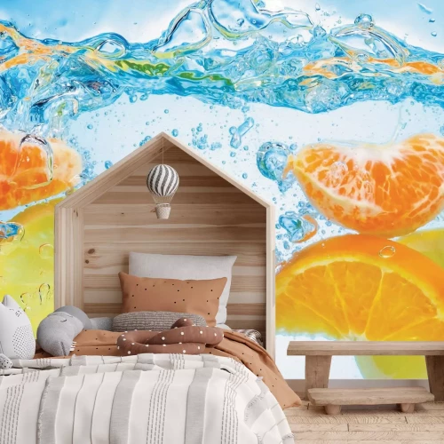 Fotobehang Citroenen en sinaasappelen vallen in het water