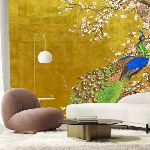 Fotobehang Een charmante pauw tussen de kersenbloesems