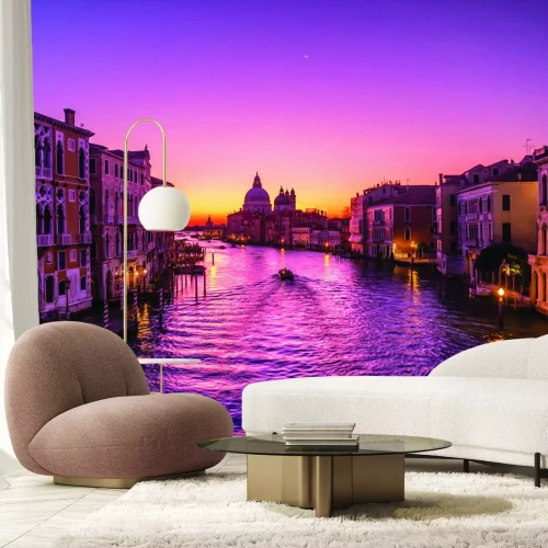 Fotobehang Gouden weerspiegelingen van de zonsondergang boven een Venetiaans kanaal