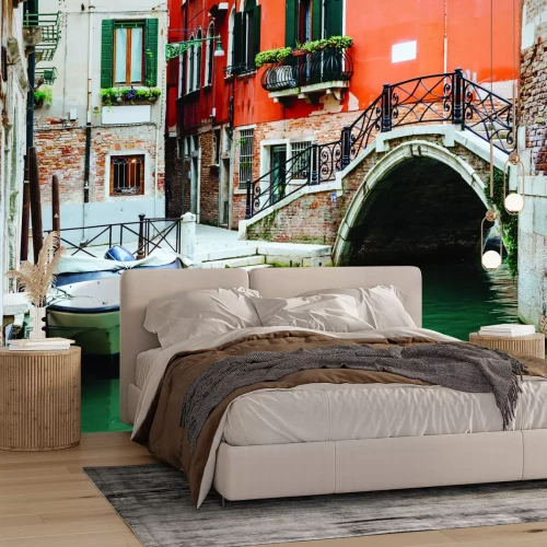 Fotobehang Landschap van huurkazernes met een brug en een boot tegen het kanaal