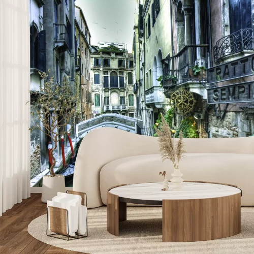 Fotobehang Een stenen brug met uitzicht op een Venetiaanse gondel