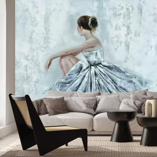 Fotobehang Een subtiele balletdanseres tegen een grijze, betonnen achtergrond.