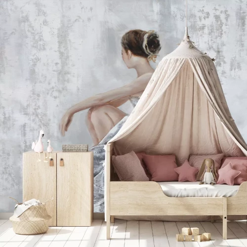 Fotobehang Een subtiele balletdanseres tegen een grijze, betonnen achtergrond.