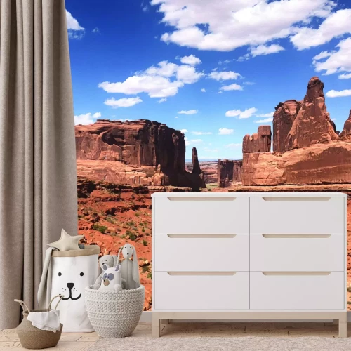 Fotobehang Indrukwekkende rode rotsachtige bergen in de woestijn