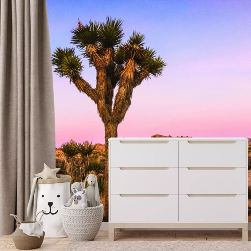 Fotobehang Woestijnbomen omgeven door droge vegetatie