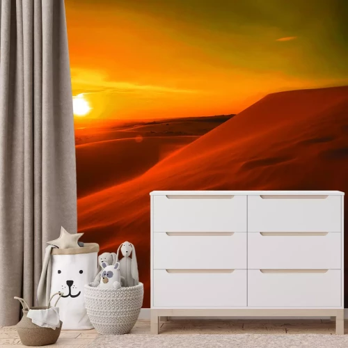 Fotobehang Gouden zonsondergang boven de uitgestrekte woestijn