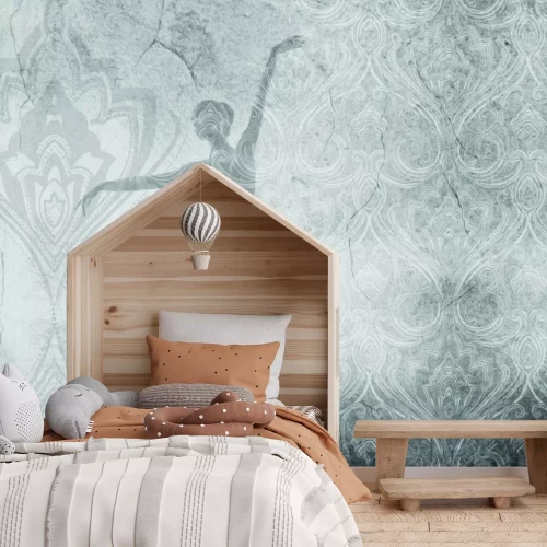 Fotobehang Een ballerina in beweging tegen een decoratief betonpatroon