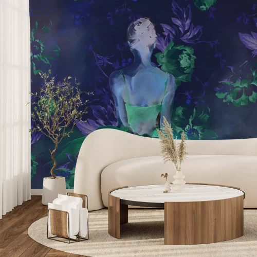 Fotobehang Een vrouw in een delicate roze jurk gewikkeld in bloemen