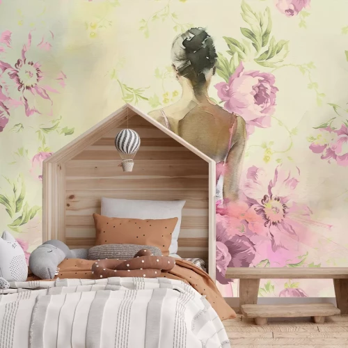 Fotobehang Een vrouw in een delicate roze jurk gewikkeld in bloemen