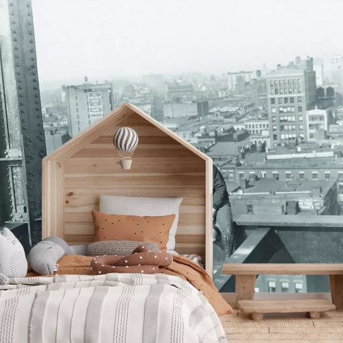 Fotobehang Mannen op een stalen frame in een stadsgezicht