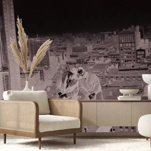 Fotobehang Mannen op een stalen frame in een stadsgezicht