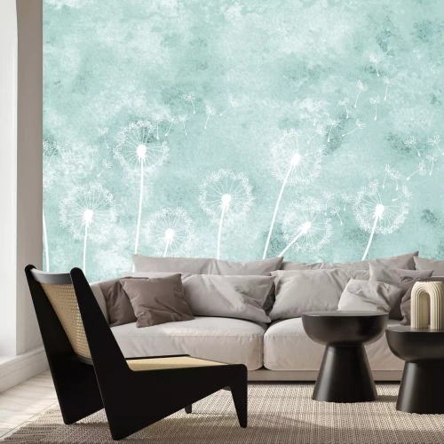 Fotobehang Delicate paardenbloemen op een blauwe achtergrond